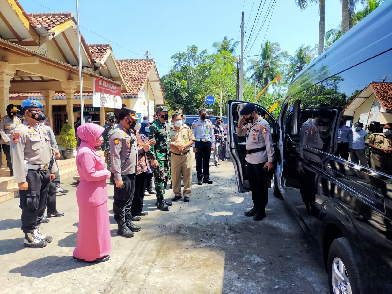 KUNJUNGAN BAHARKAM POLRI KE POSKO PPKM KALURAHAN TRIHARJO